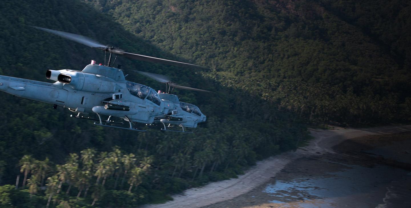 两架军用直升机飞过海岸线